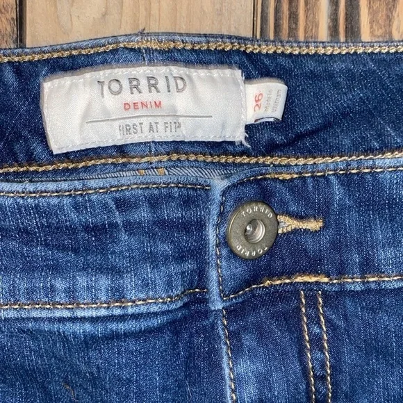 Torrid slightly distressed denim shorts size 26 - Picture 2 of 3